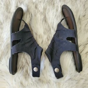 Black Thong Sandals Ankle Strap Button 7.5